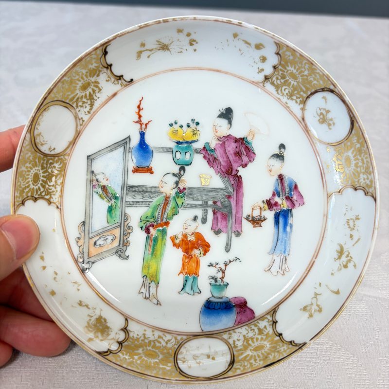 A Chinese famille rose gilt-decorated cup and saucer with figural design - 图10