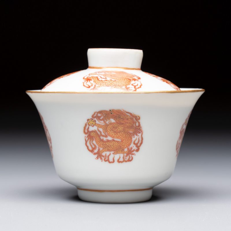 A fine Chinese iron-red and gilt-decorated 'Dragon' covered tea bowl with stand - 图4