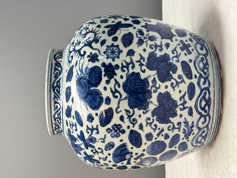 A large Chinese blue and white jar with Buddhist symbols, shells and insects - 图8