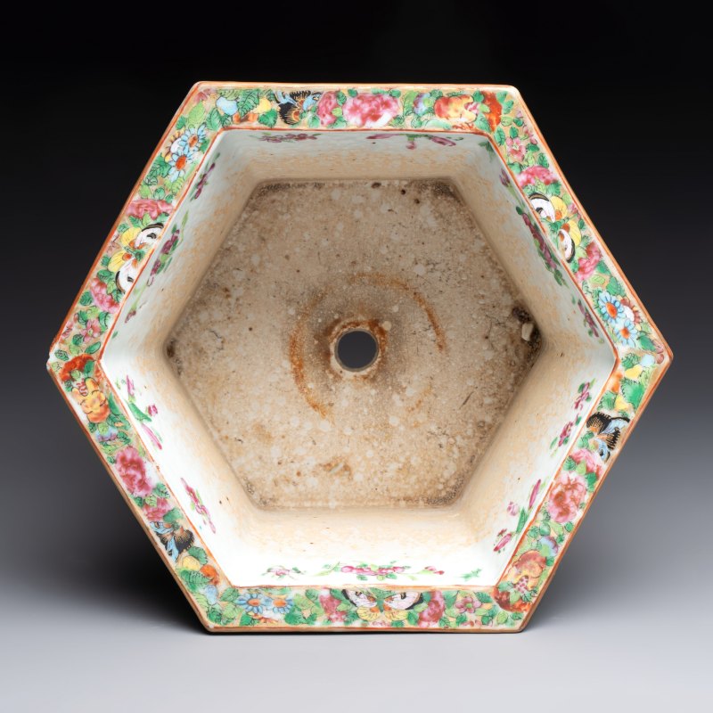 A Chinese Canton famille rose hexagonal planter and stand with narrative design - 图6