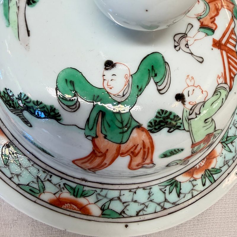 A Chinese famille verte 'Scholars and Court Ladies' baluster vase and cover - 图24