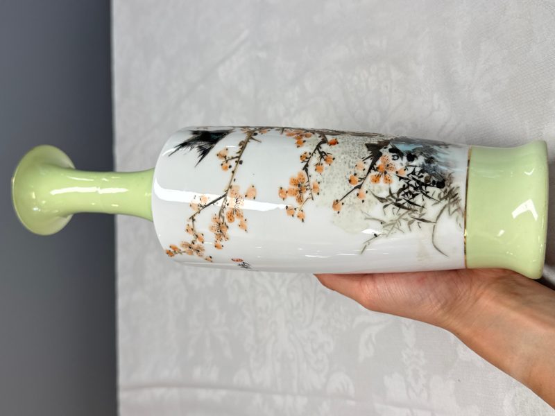 A pair of Chinese polychrome semi-eggshell 'birds among blossoming plum branches' vases - 图10