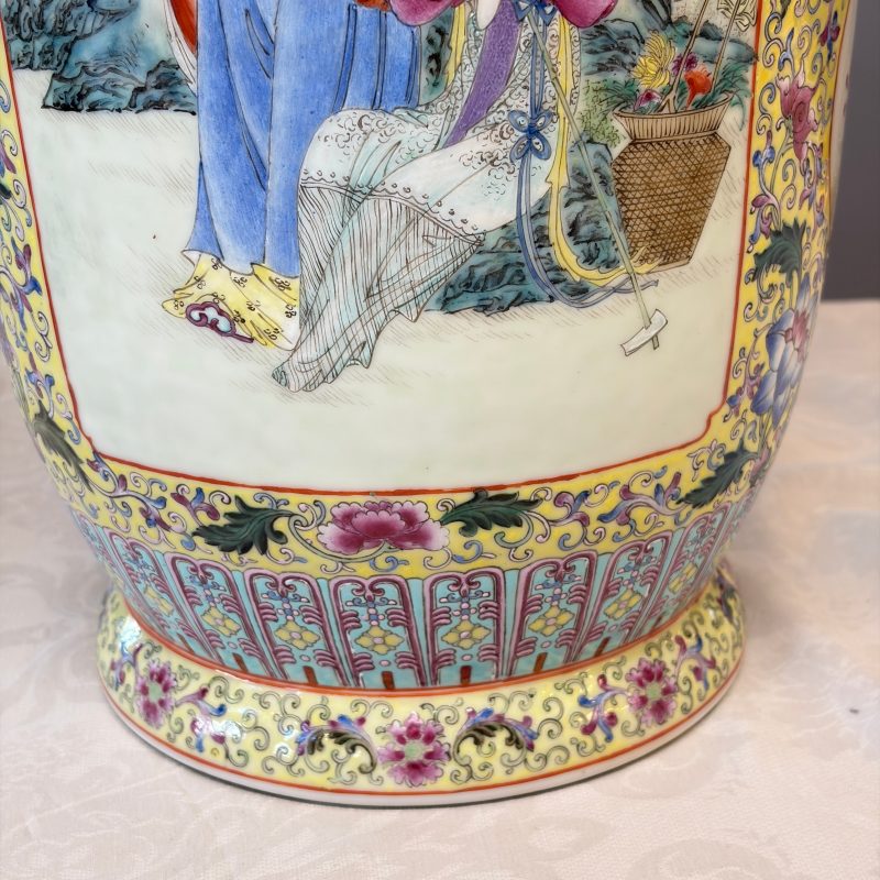 A pair of Chinese famille rose vases with figural design - 图38