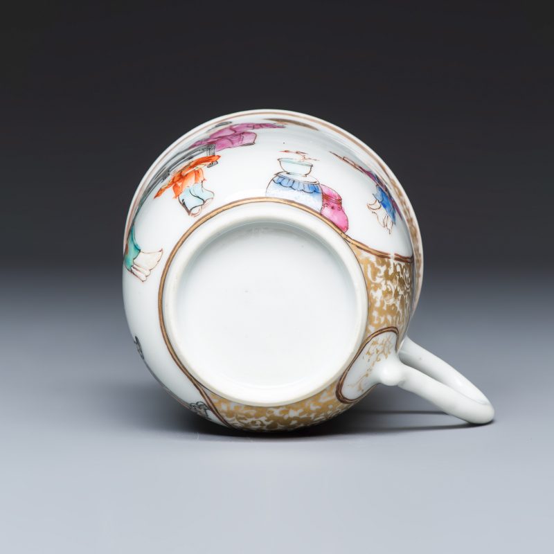 A Chinese famille rose gilt-decorated cup and saucer with figural design - 图9