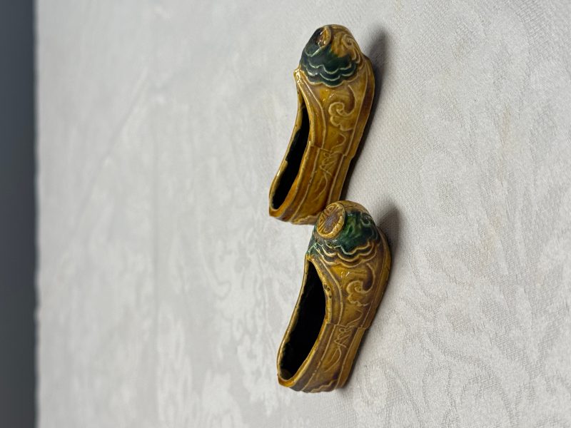 A pair of Chinese famille verte sancai biscuit 'Butterfly' water pots and a pair of shoes - 图15