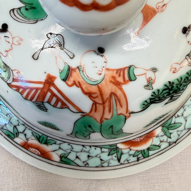 A Chinese famille verte 'Scholars and Court Ladies' baluster vase and cover - 图25