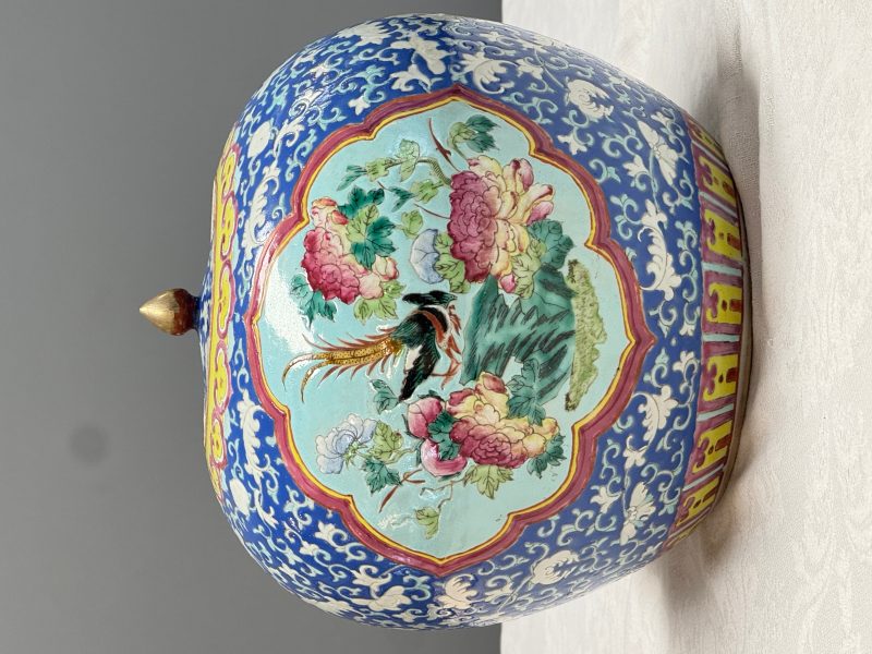 A pair of Chinese famille rose 'Birds among Flowering Branches' jars and covers - 图11