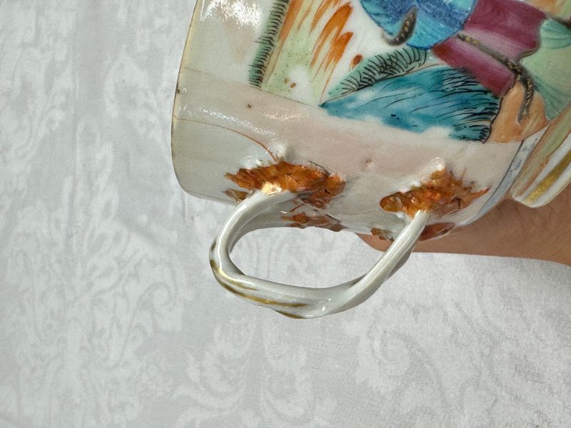 Four Chinese Canton famille rose vases and a covered bowl with figural design - 图21