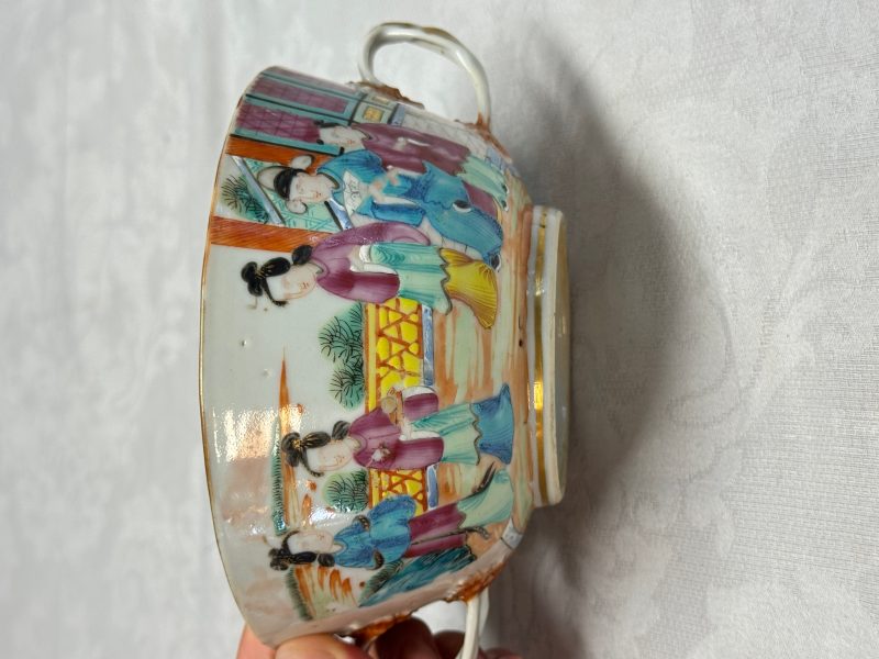 Four Chinese Canton famille rose vases and a covered bowl with figural design - 图22