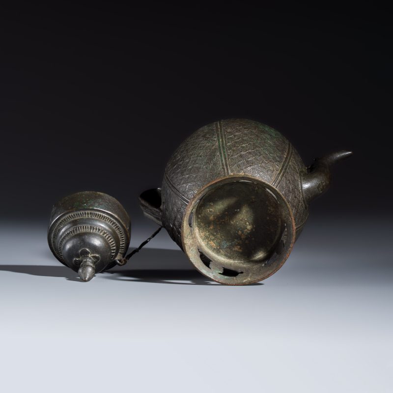 A Vietnamese bronze ewer and cover - 图7