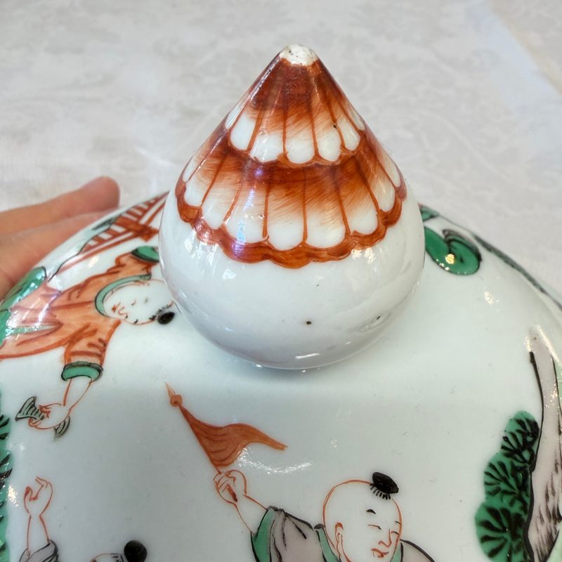 A Chinese famille verte 'Scholars and Court Ladies' baluster vase and cover - 图27
