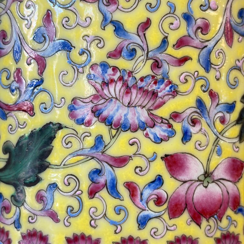 A pair of Chinese famille rose vases with figural design - 图40