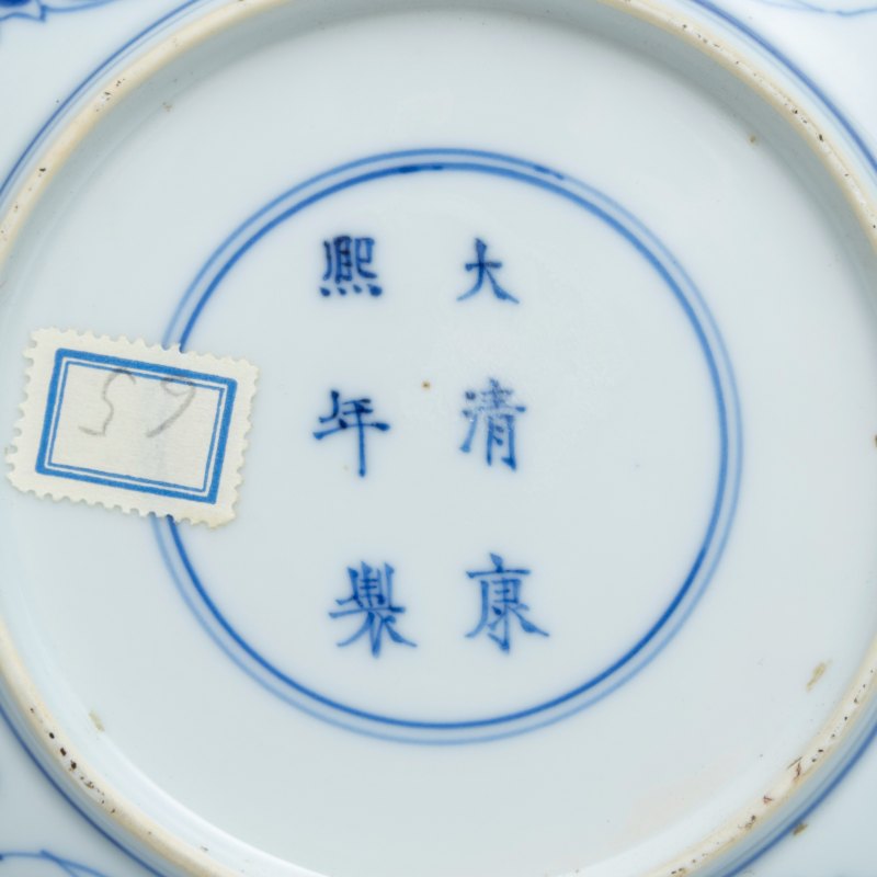A pair of blue and white 'lotus' dishes, Kangxi mark and of the period (1662-1722) - 图5
