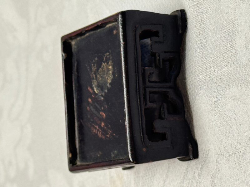 A pair of Chinese aubergine-glazed openworked square brush pots on later wooden stands - 图40
