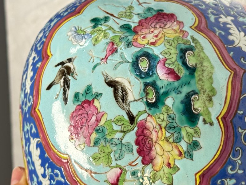 A pair of Chinese famille rose 'Birds among Flowering Branches' jars and covers - 图13