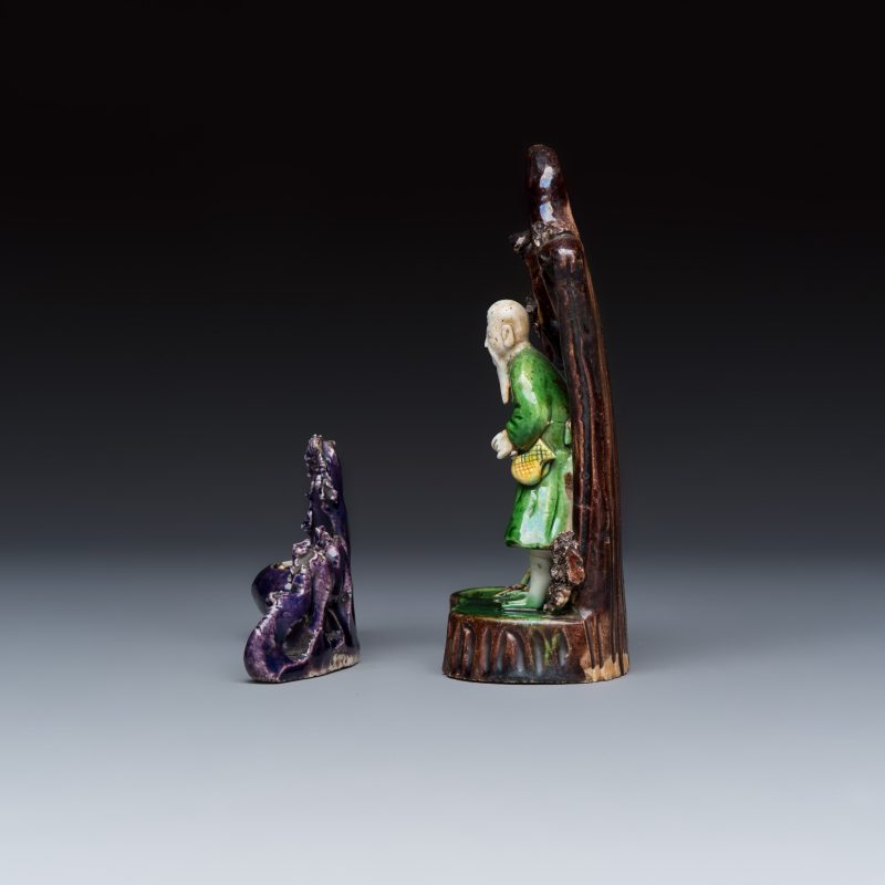 A Chinese aubergine-glazed brush rest and a famille verte sancai biscuit group - 图4