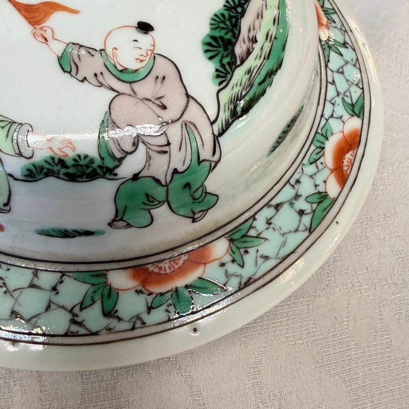 A Chinese famille verte 'Scholars and Court Ladies' baluster vase and cover - 图26