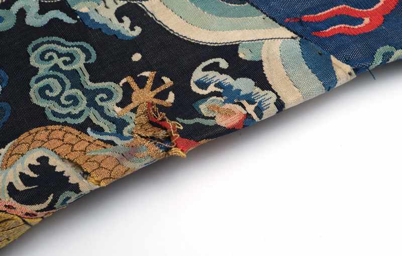 A blue-ground silk kesi dragon summer robe - 图16