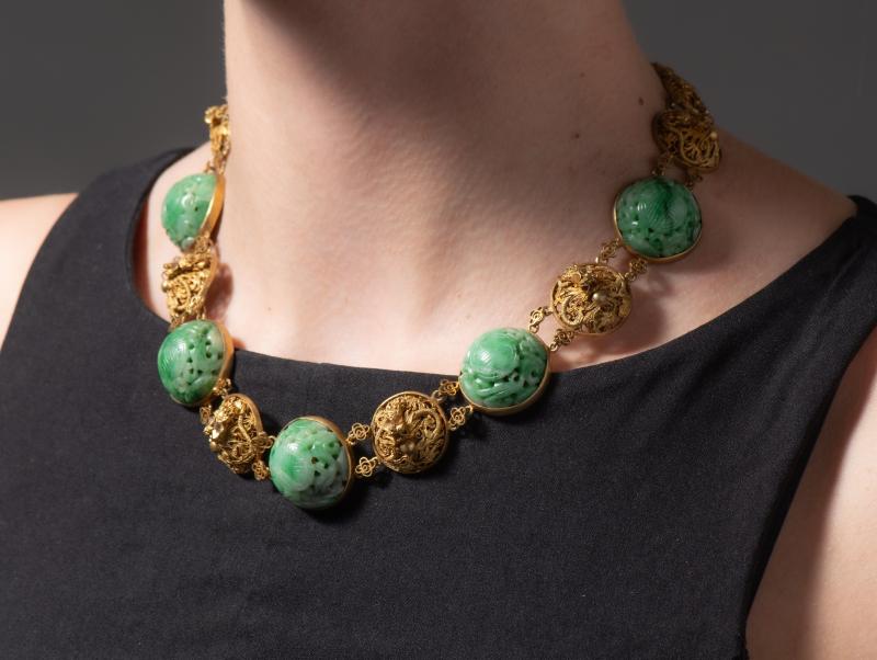 A jadeite and gilded-copper parure consisting of a necklace, bracelet and pair of earrings - 图2