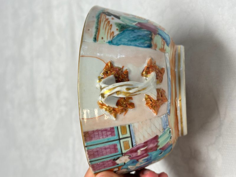 Four Chinese Canton famille rose vases and a covered bowl with figural design - 图24