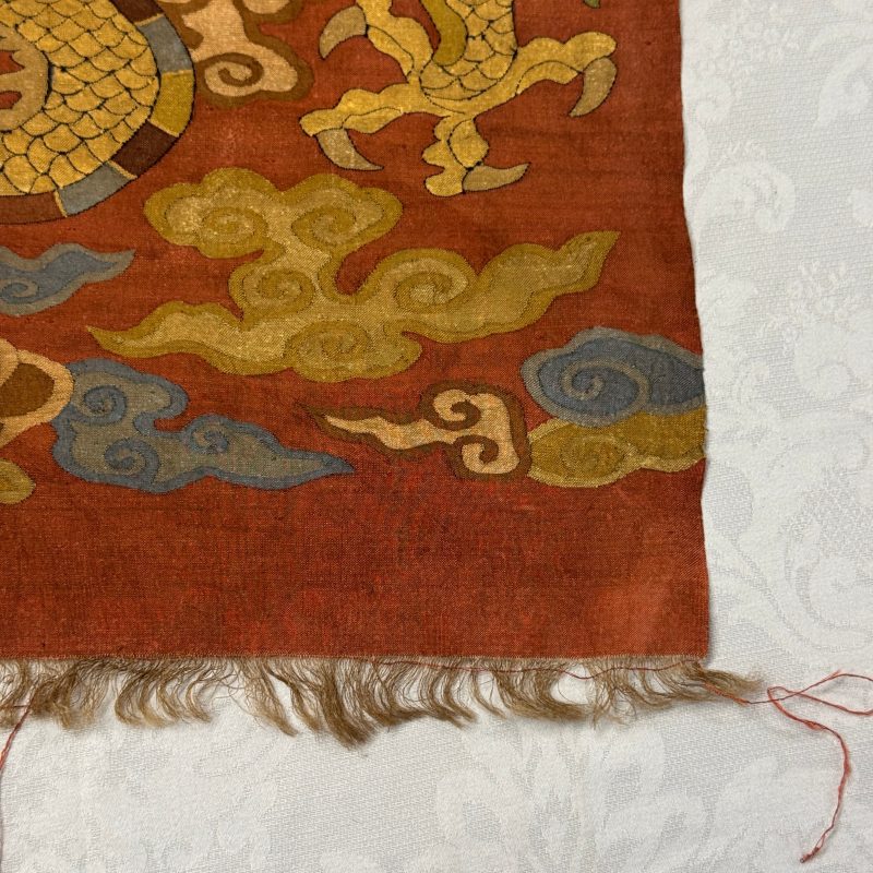 A Chinese coral-ground kesi 'Dragons' panel - 图16