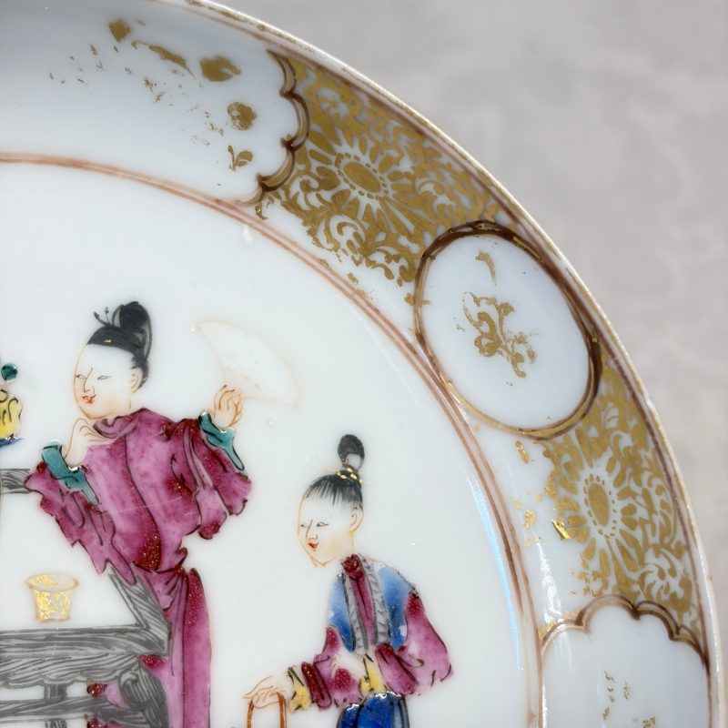 A Chinese famille rose gilt-decorated cup and saucer with figural design - 图11