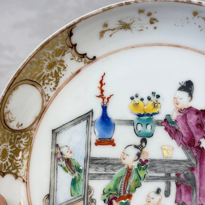 A Chinese famille rose gilt-decorated cup and saucer with figural design - 图12