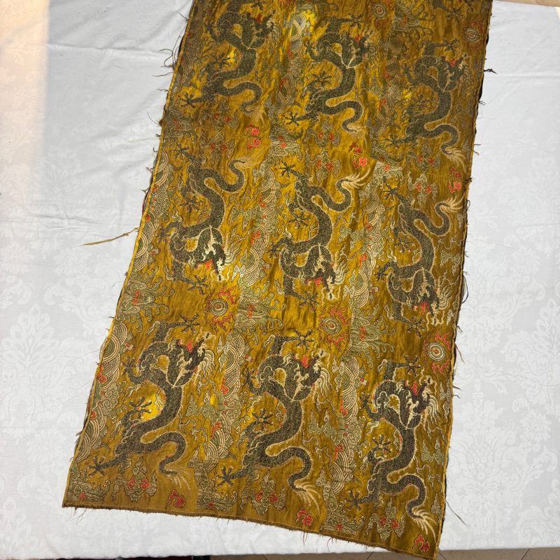 A rare Chinese peacock-feather brocade 'Dragons amid Clouds and Waves' panel - 图3
