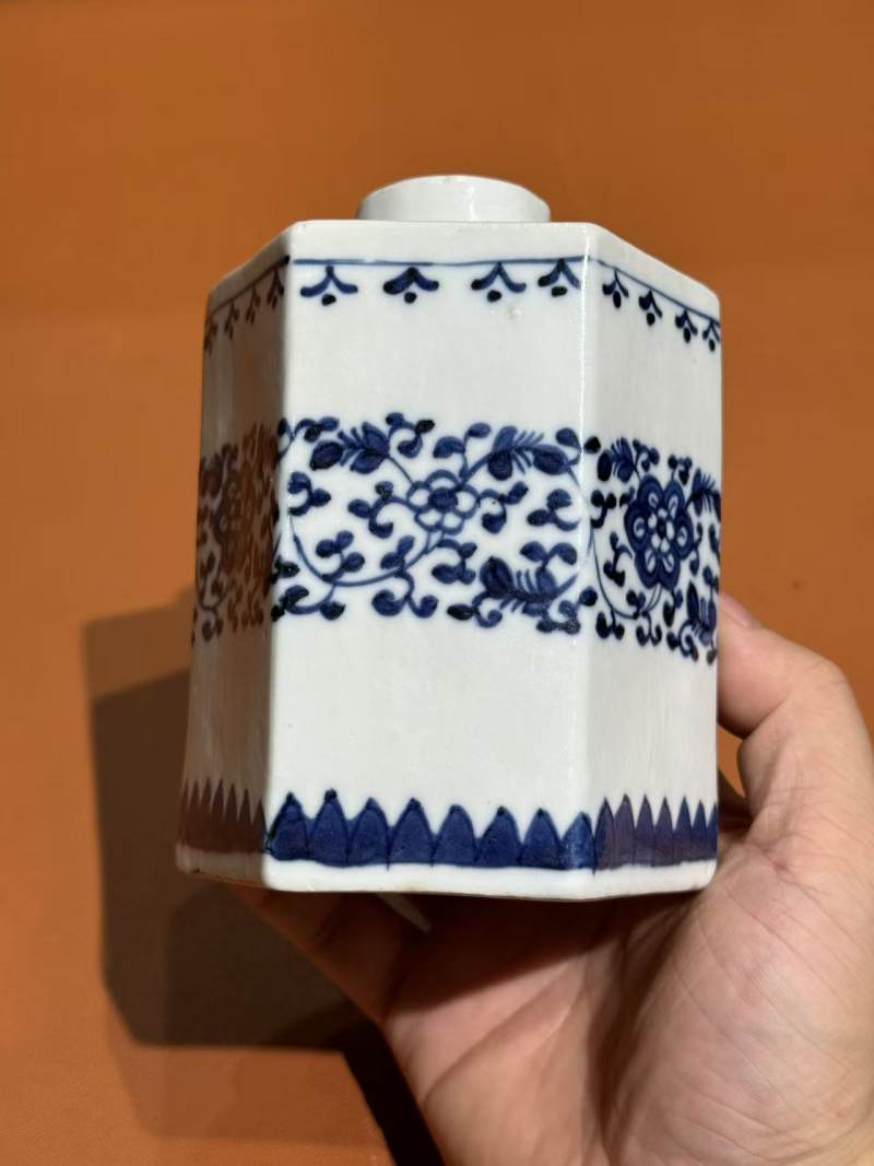 清乾隆 青花缠枝花卉纹六方茶叶罐 - 图4