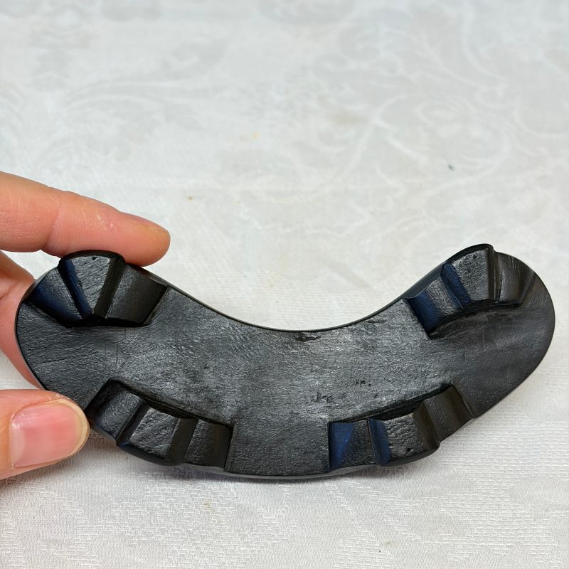 A Chinese aubergine-glazed brush rest and a famille verte sancai biscuit group - 图35