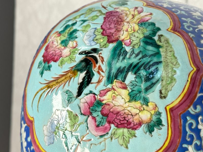 A pair of Chinese famille rose 'Birds among Flowering Branches' jars and covers - 图14