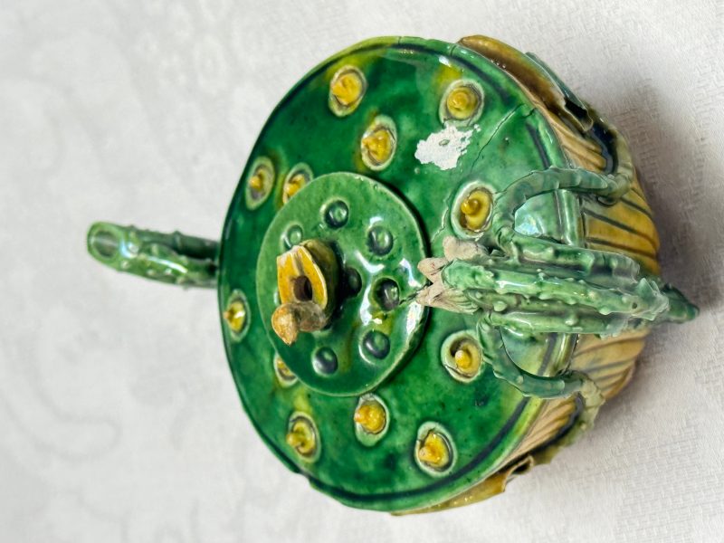 A Chinese famille verte sancai biscuit 'Lotus' teapot on a later wooden stand - 图14