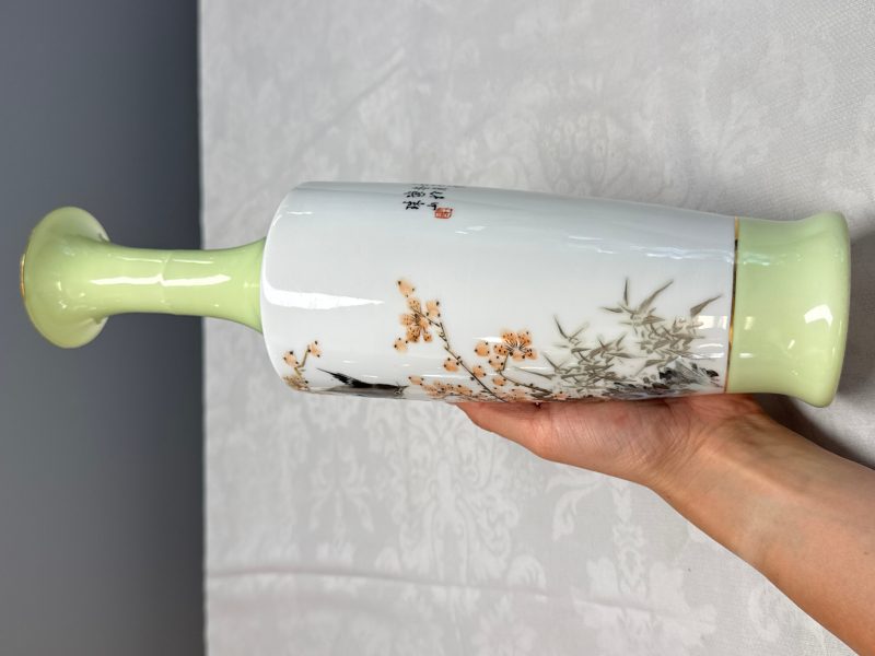 A pair of Chinese polychrome semi-eggshell 'birds among blossoming plum branches' vases - 图12