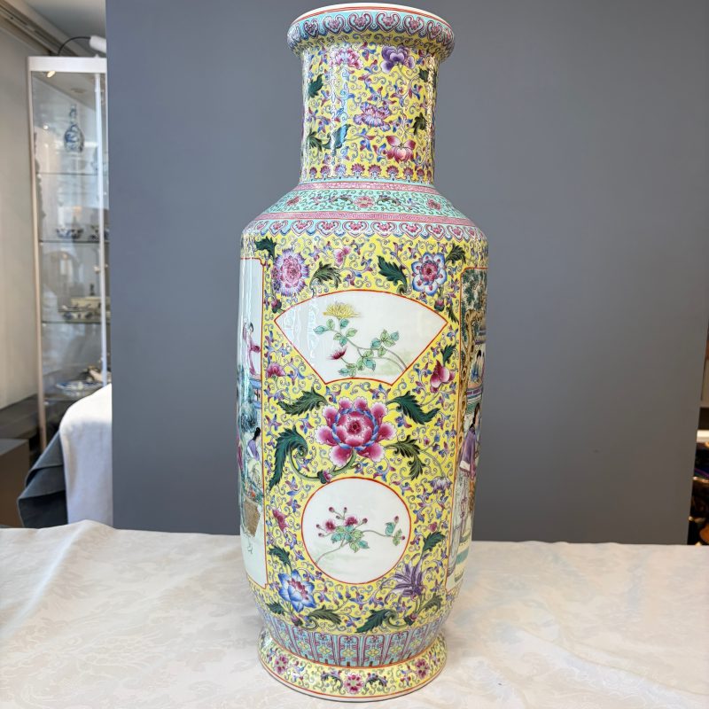 A pair of Chinese famille rose vases with figural design - 图39