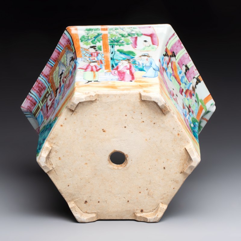A Chinese Canton famille rose hexagonal planter and stand with narrative design - 图7