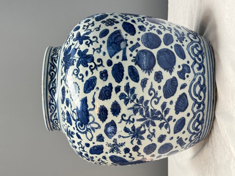 A large Chinese blue and white jar with Buddhist symbols, shells and insects - 图9