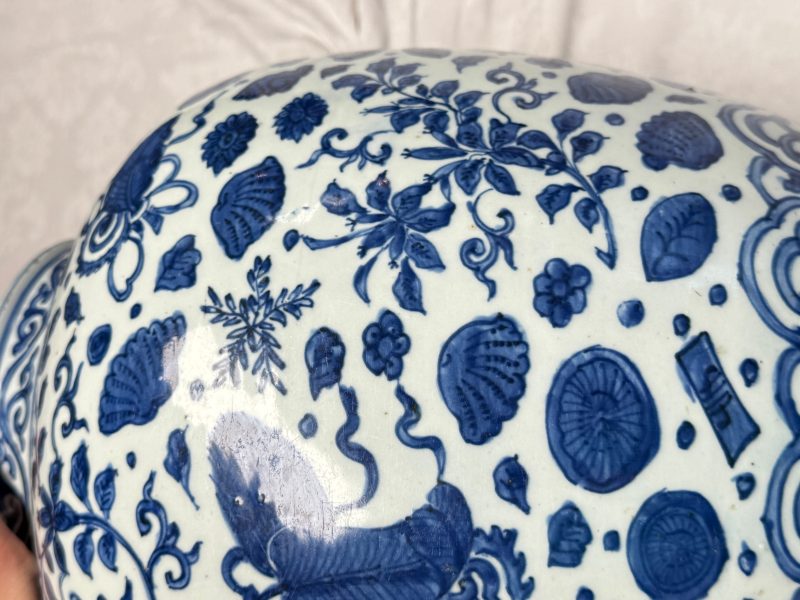 A large Chinese blue and white jar with Buddhist symbols, shells and insects - 图10