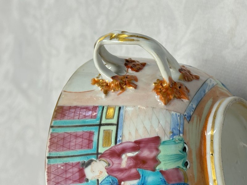 Four Chinese Canton famille rose vases and a covered bowl with figural design - 图23