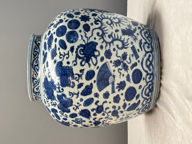 A large Chinese blue and white jar with Buddhist symbols, shells and insects - 图13