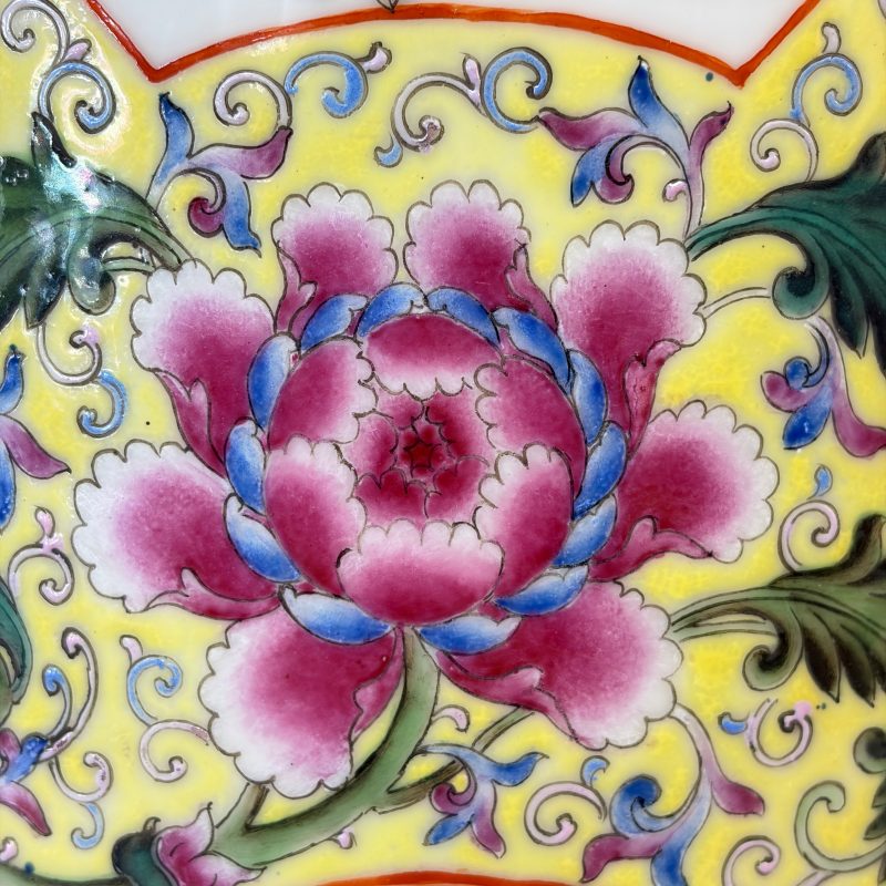 A pair of Chinese famille rose vases with figural design - 图42