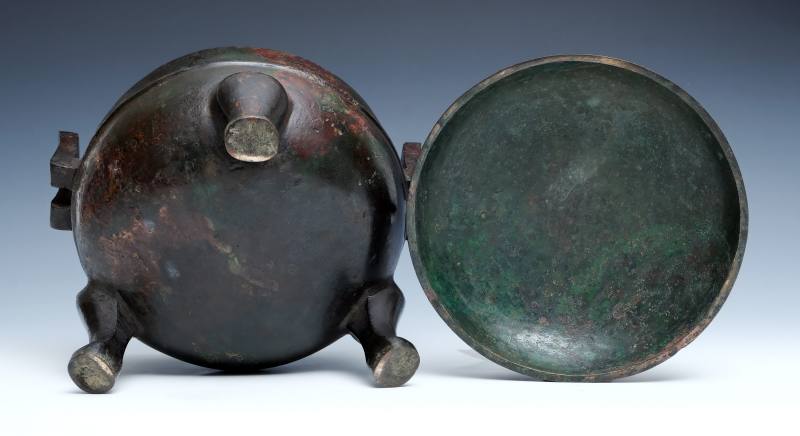 A large bronze ritual cauldron with cover, Ding - 图9