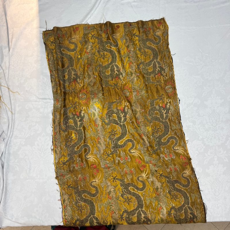 A rare Chinese peacock-feather brocade 'Dragons amid Clouds and Waves' panel - 图4