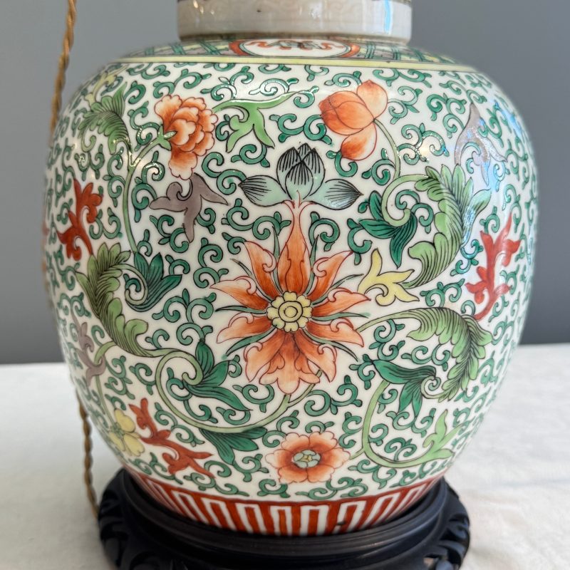 Three Chinese famille rose, verte and iron-red-decorated jars, one mounted as a lamp - 图51
