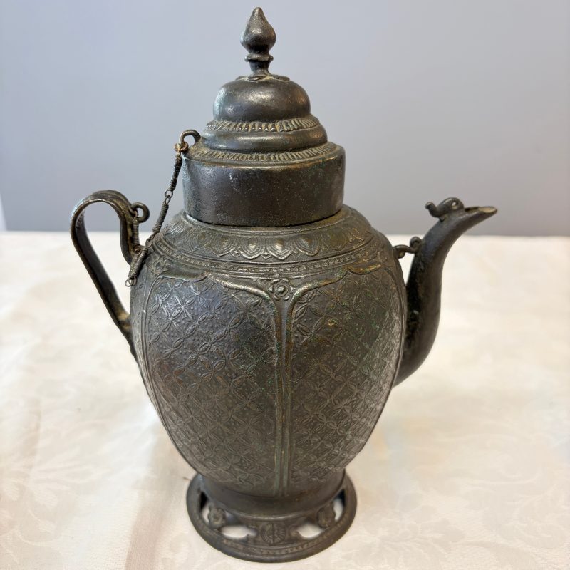 A Vietnamese bronze ewer and cover - 图11