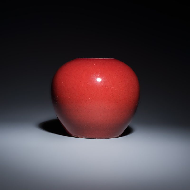 Three Chinese monochrome wares, one with a wooden stand - 图5