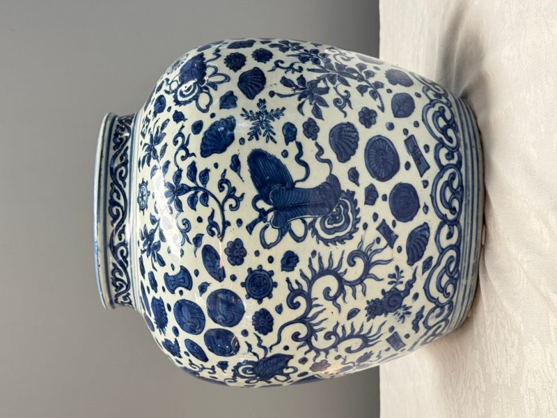 A large Chinese blue and white jar with Buddhist symbols, shells and insects - 图11