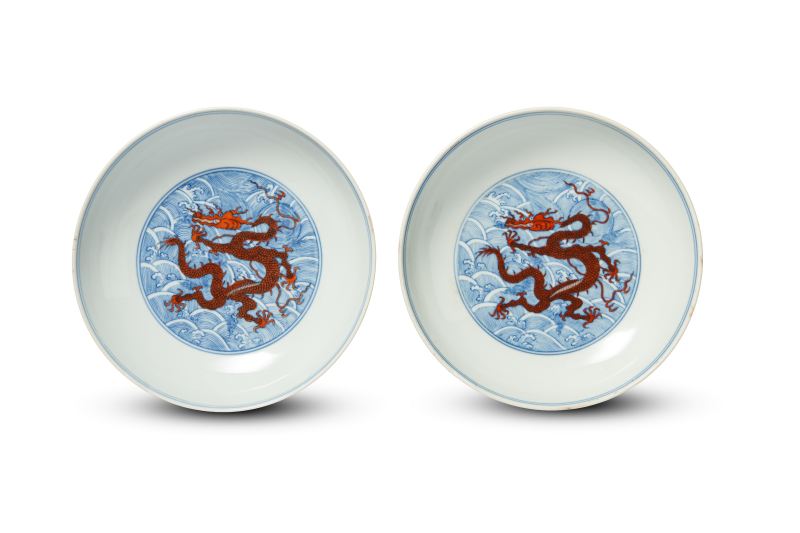 A pair of underglaze-blue and iron-red-decorated 'dragon' dishes, Qianlong mark and of the period (1736-1795) - 图1