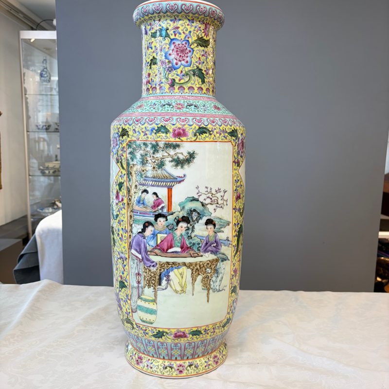A pair of Chinese famille rose vases with figural design - 图43