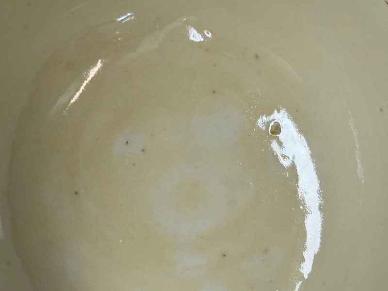 Four Chinese Canton famille rose vases and a covered bowl with figural design - 图25