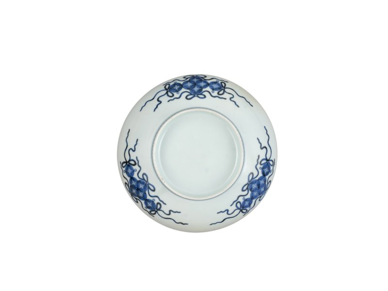 A porcelain dish, Nabeshima ware, Hizen, Edo period, late 17th – early 18th century | 色絵石楠花文皿　肥前　鍋島藩窯　江戸時代中期　17世紀後半～18世紀前半 - 图3